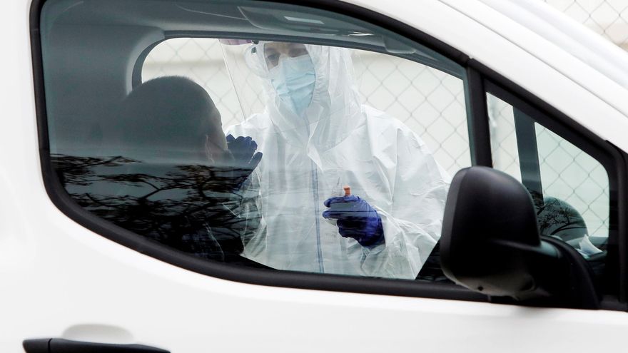 Personal sanitario realiza una prueba PCR ante el Hospital La Fe, en Valencia. EFE/Biel Aliño/Archivo