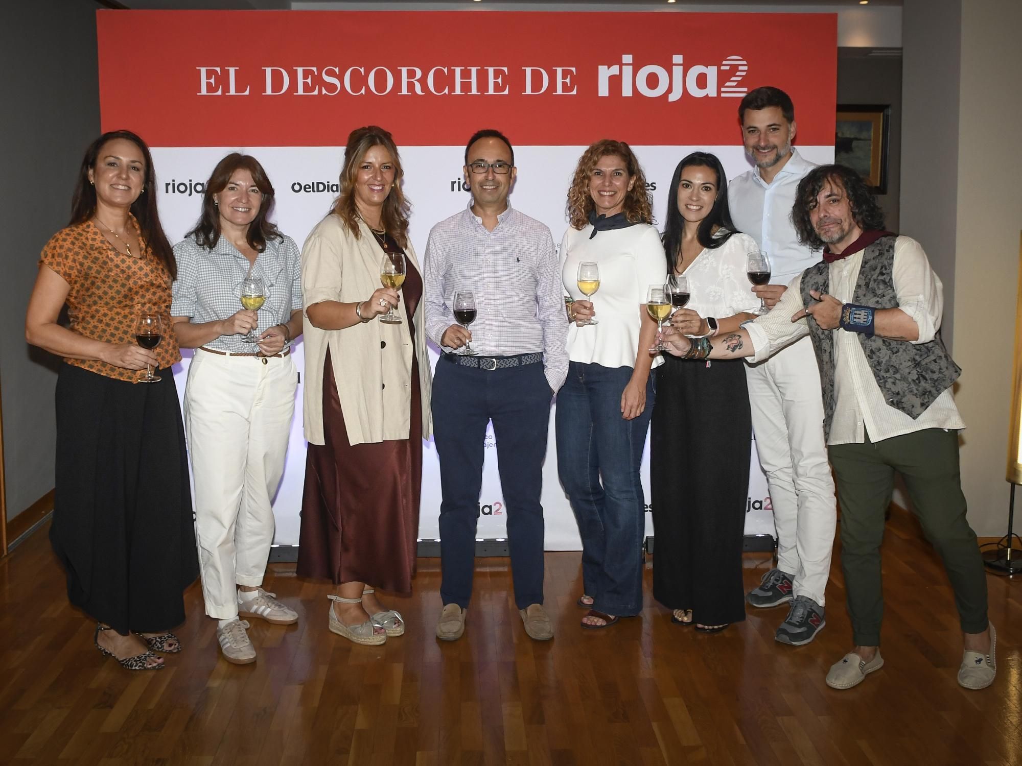 La gerente del Centro Comercial Berceo, Charo Salas; la responsable de marketing, Cristina Fernández, y la nueva propiedad del Berceo