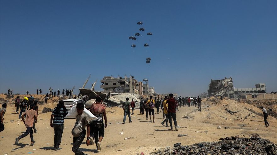 Paquetes que caen en zonas inaccesibles y pocos camiones: la ayuda que Israel deja entrar en Gaza es "una gota en el océano"