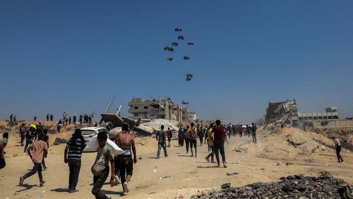 Paquetes que caen en zonas inaccesibles y pocos camiones: la ayuda que Israel deja entrar en Gaza es “una gota en el océano”
