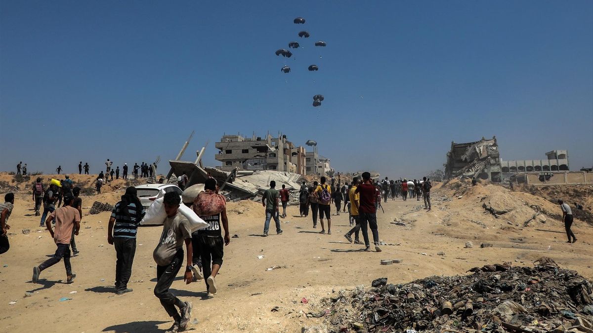 Paquetes que caen en zonas inaccesibles y pocos camiones: la ayuda que Israel deja entrar en Gaza es "una gota en el océano"