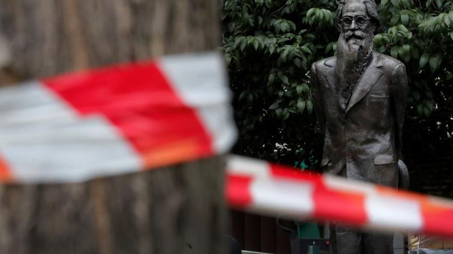 La estatua de Ramón María de Valle-Inclán, situada en el Paseo de Recoletos de Madrid, durante el estado de alarma.