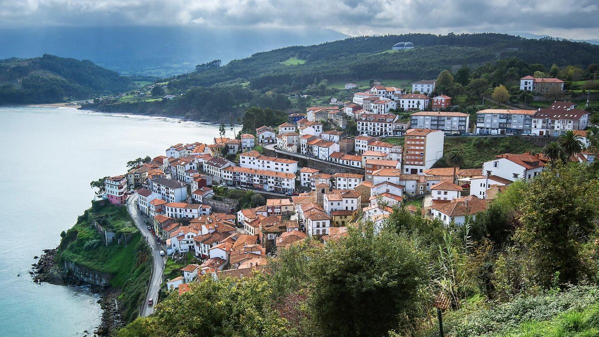 El pueblo "colgado" sobre el Cantábrico en el que disfrutar de la sidra y la gastronomía tradicional asturiana