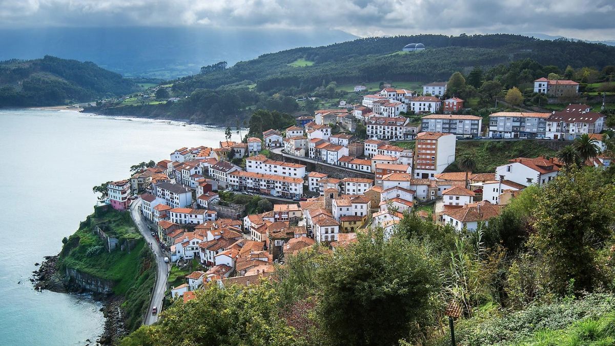 El pueblo colgado sobre el Cantábrico en el que disfrutar de la sidra y la gastronomía tradicional asturiana