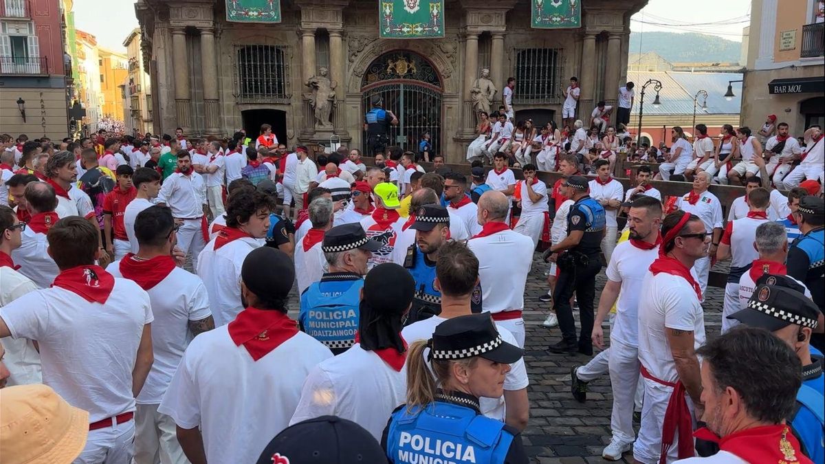 Diversos agentes de la Policía Municipal entre los corredores