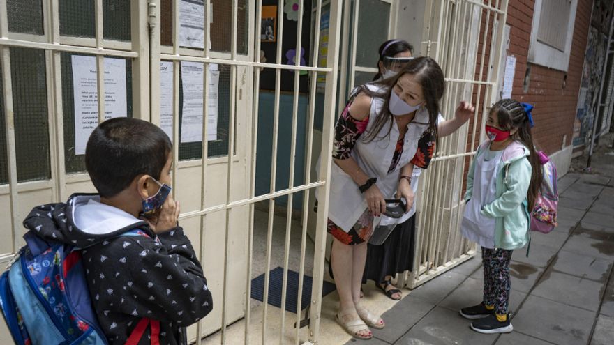 Con timidez y protocolos, los alumnos porteños comenzaron las clases presenciales