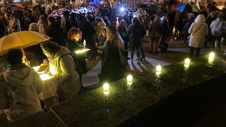 Velas encendidas y muchos paraguas en la concentración feminista de este martes en Logroño.