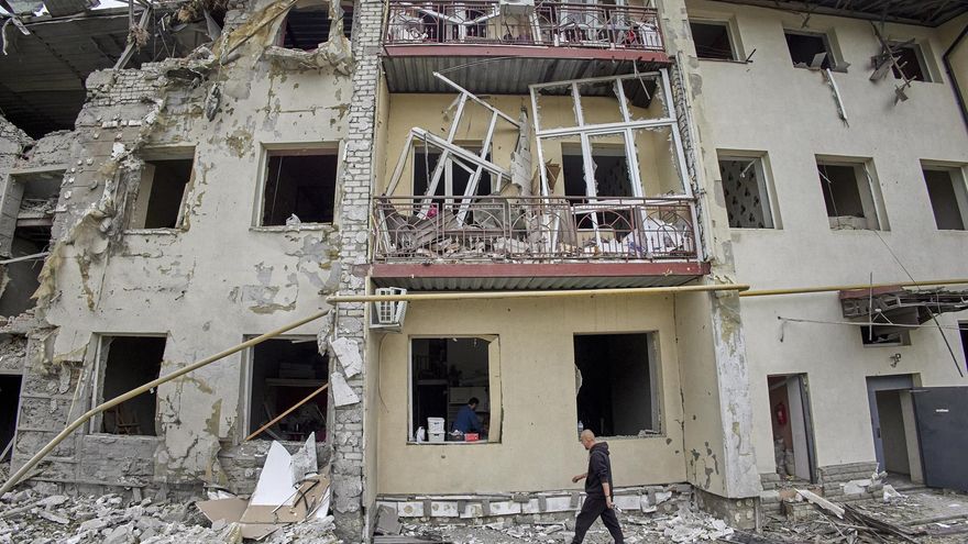 A person walks in front of a damaged residential building after shelling in Kharkiv, northeastern Ukraine, 12 September 2022, amid Russia's invasion. At least one person has been killed and two others injured after shelling hit a residential building in a district of Kharkiv, the mayor of the city Ihor Terekhov said. Kharkiv and surrounding areas have been the target of heavy shelling since February 2022, when Russian troops entered Ukraine starting a conflict that has provoked destruction and a humanitarian crisis. (Rusia, Ucrania)