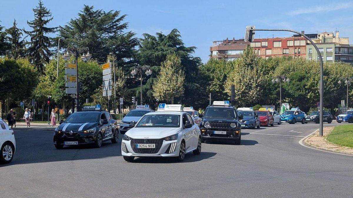Las autoescuelas salen a la calle en León para denunciar que el actual modelo de exámenes está "muerto y agotado"