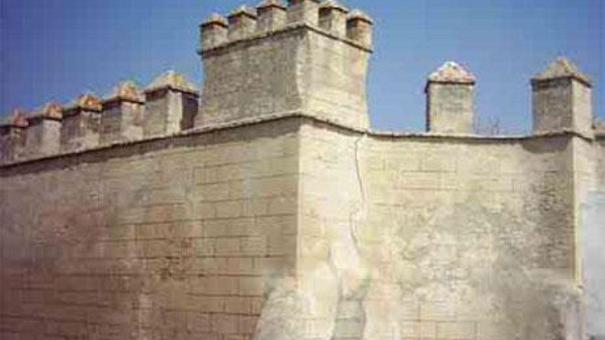 Construida entre los siglos XIII y XIV, bajo esta fortaleza gaditana se han hallado materiales de épocas tartésicas, púnicas y romanas