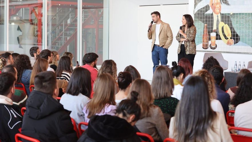 Un momento de la inauguración, a cargo de Álvaro López y Paloma Jara.