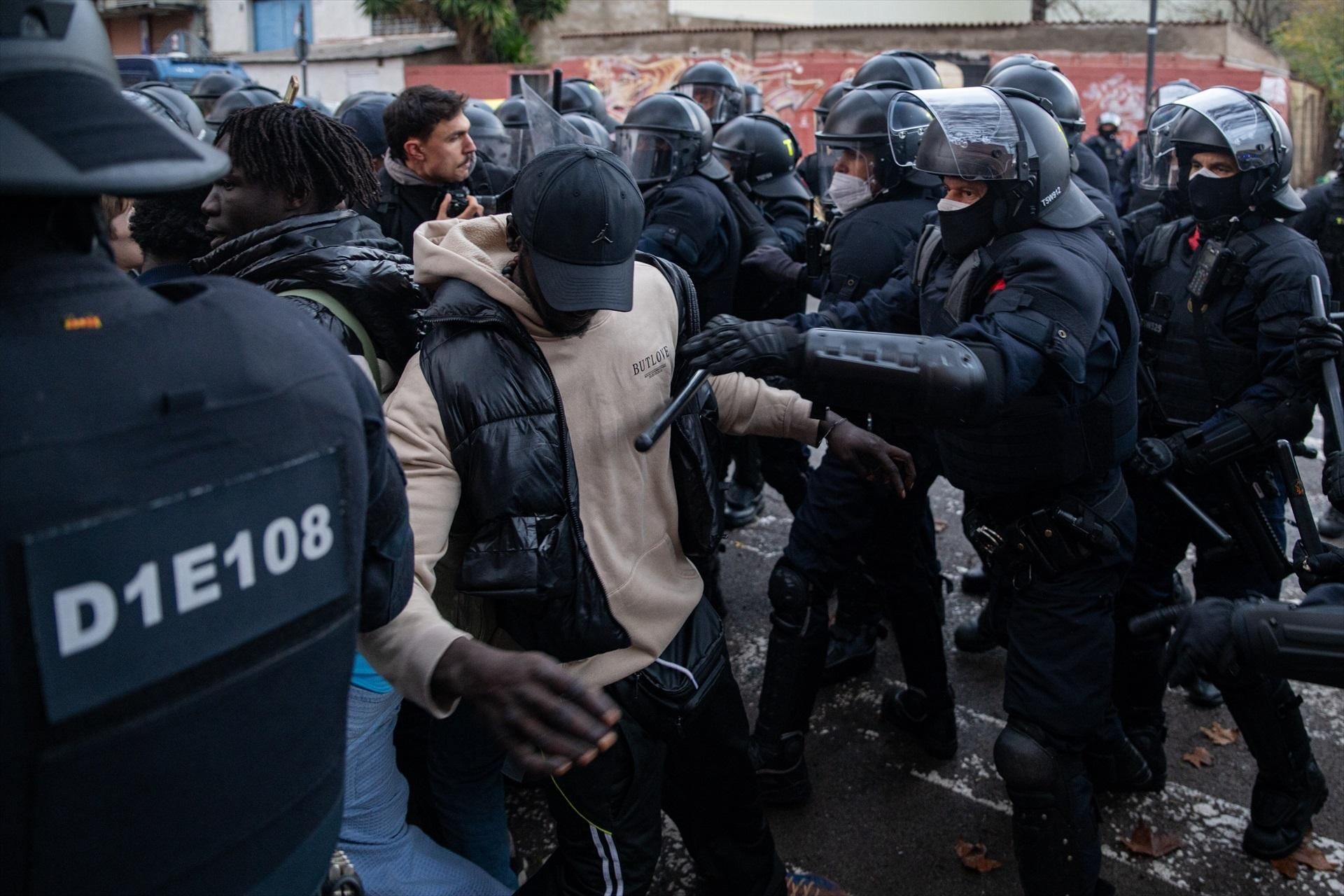 Las imágenes del desalojo de 400 personas en Badalona