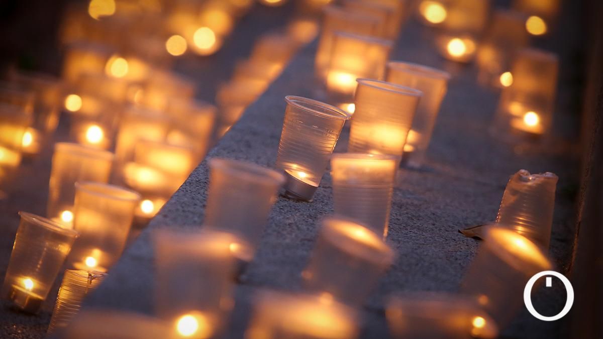 Córdoba celebra su noche de San Juan bajo la luz de las velas en la Plaza Eliej Nahmias