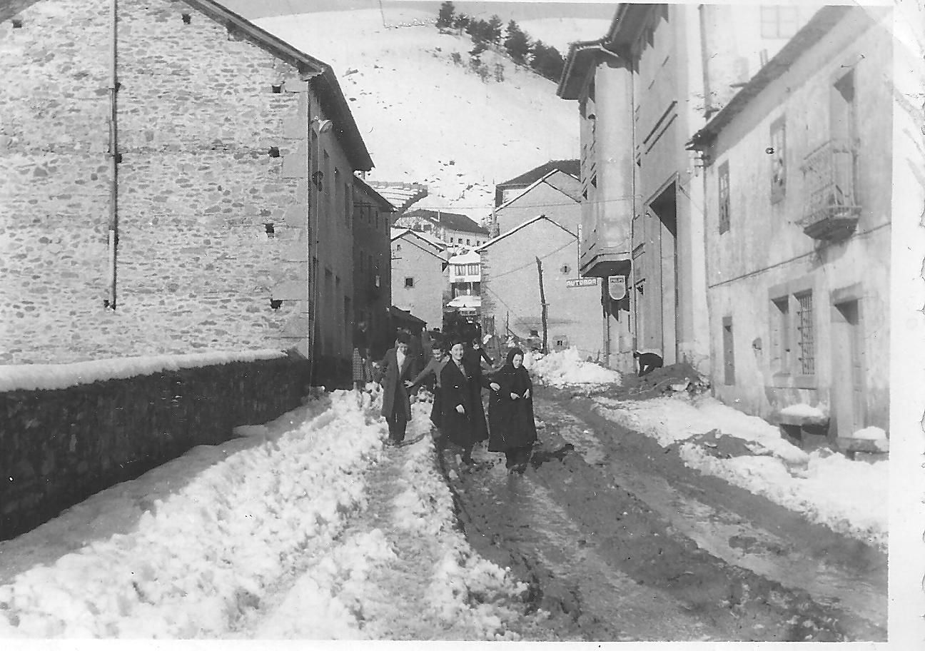 Chapacierna en la calle Juan Alvarado de Villablino en los 60
