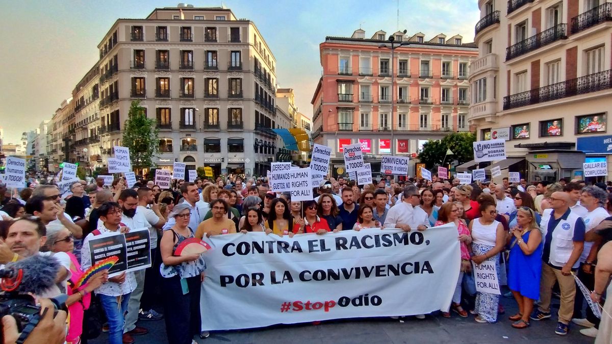 Pancarta principal de la concentración contra el racismo en Callao