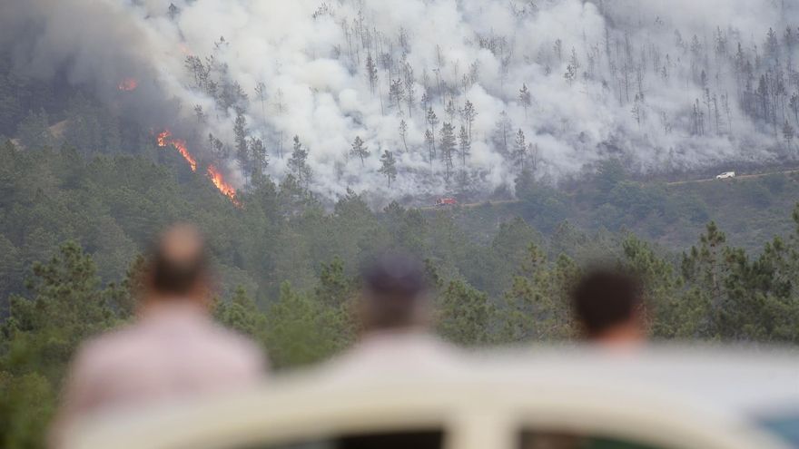 La oposición acusa a la Xunta de Galicia de lentitud y falta de medios en el dispositivo contra incendios