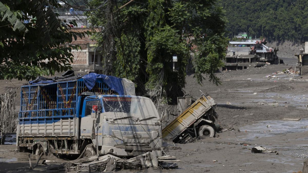 Vehículos dañados por la crecida del río en Trishuli Bazar.
