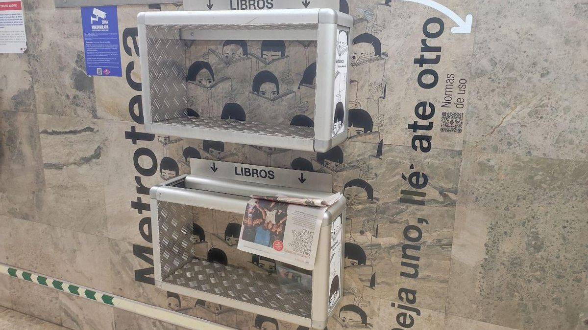 Un periódico y el plástico en el que venía un sándwich en Metrotecas de la estación de Ibiza.