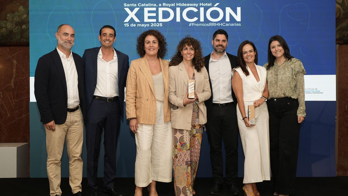 Foto de familia de la representación de Lopesan Hotel Group que participó en los Premios a la Excelencia en RRHH de Canarias 2025.