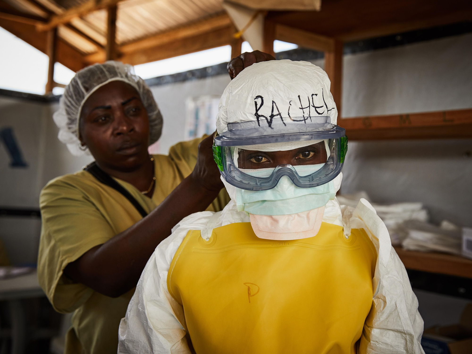 Trabajadoras de la salud fueron captadas el pasado 12 de mayo al ataviarse con equipos de protección personal, antes entrar en una zona de tratamiento de alto riesgo de propagación del virus del ébola, en un centro de salud en Beni, Kivu del Norte, República Democrática del Congo.