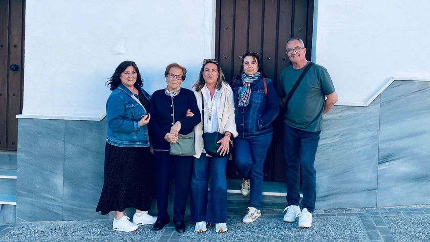 Juliana, con sus cuatro hijos, hace unas fechas durante una visita a Arcos de la Frontera. Fue la primera vez que vio el pueblo de su padre y conoció su rostro.
