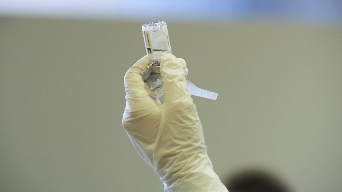 Archivo - Una profesional sanitaria sostiene un vial con la vacuna contra el Covid