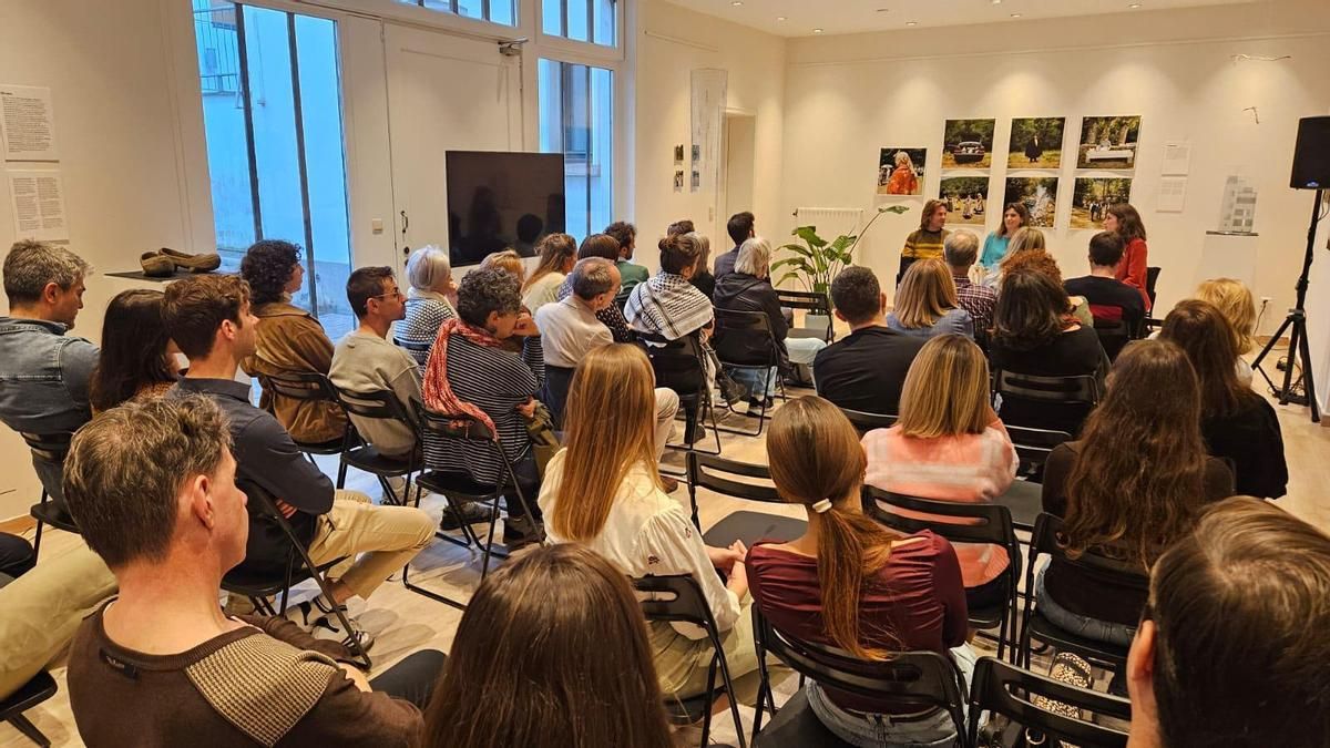 Concurrida clausura en Bruselas de la exposición fotográfica en torno a los pueblos inundados bajo el Porma