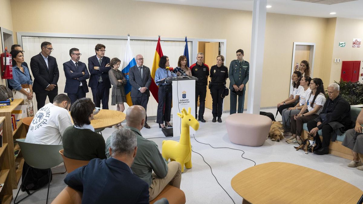 La consejera de Presidencia del Gobierno de Canarias, Nieves Lady Barreto (atril, derecha), y la directora del Instituto de Medicina Legal de Las Palmas, Eva Bajo (atril, izquierda), inauguran la Casa de la Infancia.