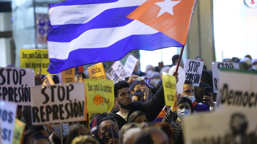 Cubanos reclaman "libertad" desde la Puerta del Sol de Madrid