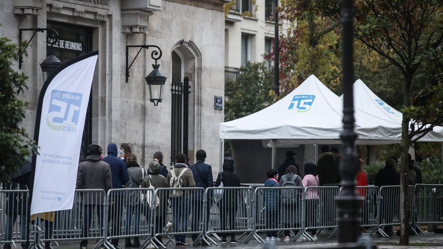 Decenas de ciudadanos esperan su turno para someterse a un test de coronavirus en París, (Francia). EFE/EPA/MOHAMMED BADRA