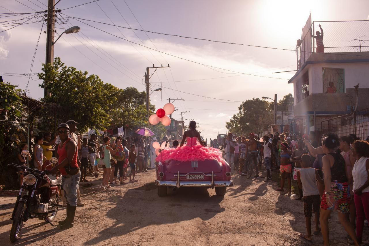 'The Cubanitas', primer premio de la categoría 'Problemas contemporáneos'. Pura recorre su vecindario en un descapotable rosado de los 50 mientras la comunidad se reúne para celebrar su 15º cumpleaños en La Habana, Cuba.