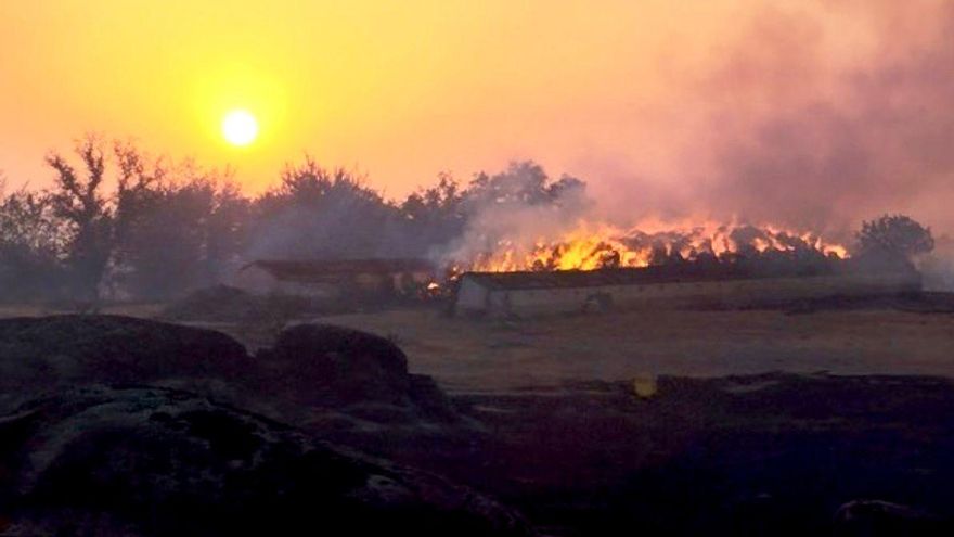 El incendio de Aldea del Cano arrasa 1.233 hectáreas y obliga al desalojo de medio centenar de viviendas