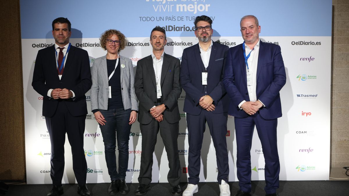 Gonzalo Pastor, director de Trenes Turísticos de Renfe Viajeros; Amanda Guzmán Villar, gerente de la Asociación de Ecoturismo en España; Javier Pantoja, director del Organismo Autónomo Parques Nacionales del Ministerio para la Transición Ecológica y el Reto Demográfico;  Luís Pardo, periodista de elDiario.es en Galicia; Gonzalo Henrique Castro Prado, concejal de Cultura y Turismo en el Ayuntamiento de A Coruña