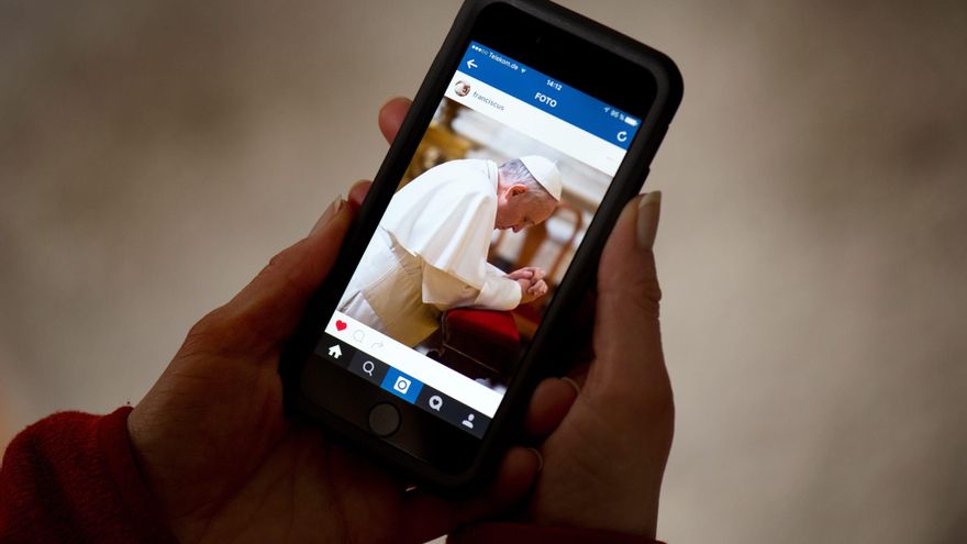 El Vaticano investiga el "me gusta" de la cuenta del papa en Instagram a una modelo