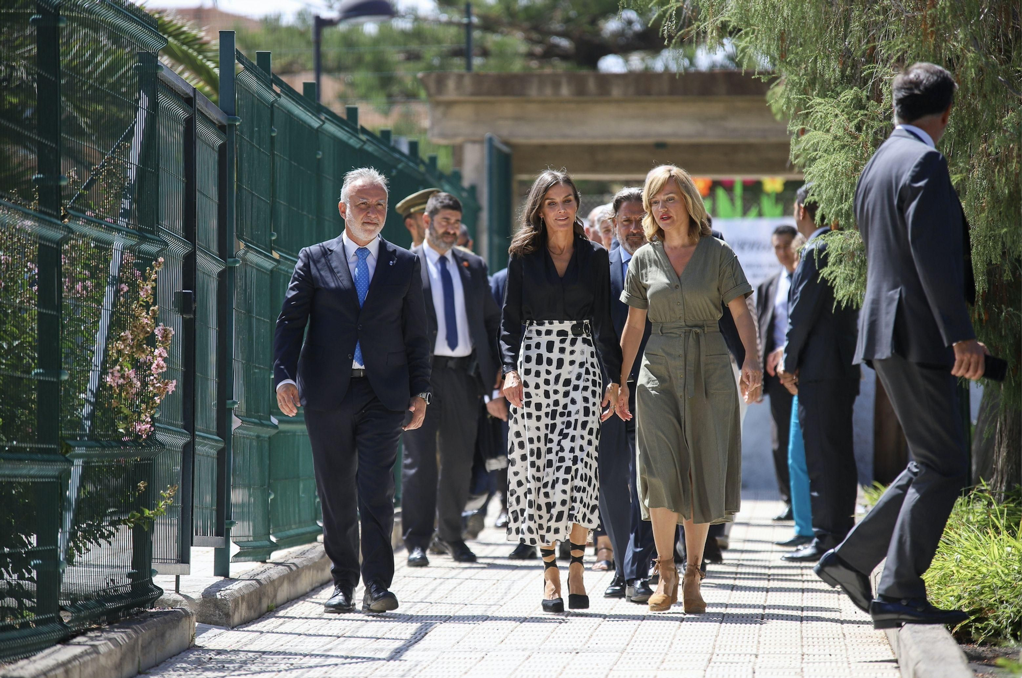 El presidente de Canarias, Ángel Víctor Torres, y la ministra de Educación y Formación Profesional, Pilar Alegría (d), acompañan a la reina Letizia  en su visita al centro Princesa Acerina.