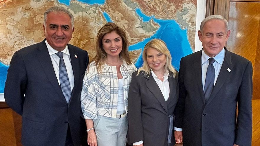 El primer ministro, Benjamin Netanyahu, con el hijo del sha, Reza Pahlavi, en 2023, en Israel.