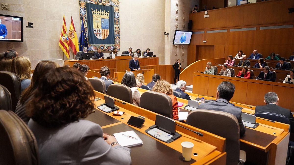 Azcón, en un momento del discurso de investidura de este martes en las Cortes de Aragón.