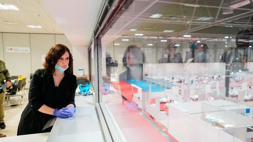 La presidenta de la Comunidad de Madrid, Isabel Díaz Ayuso, en una de sus visitas al hospital de campaña de Ifema.