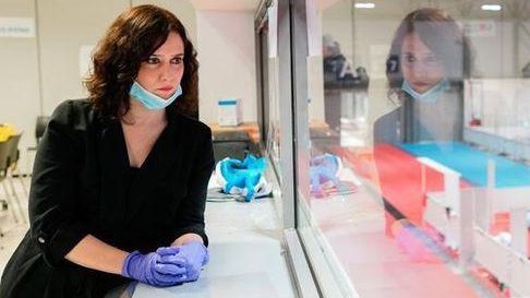 La presidenta de la Comunidad de Madrid, Isabel Díaz Ayuso, en una de sus visitas al hospital de campaña de Ifema.