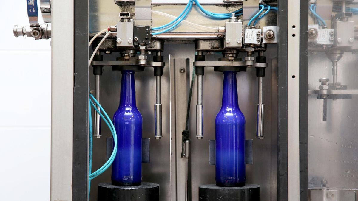 Embotellado de 'Sidra El Valle Secreto' con Antón Delgado San Ginés, en Valleseco.