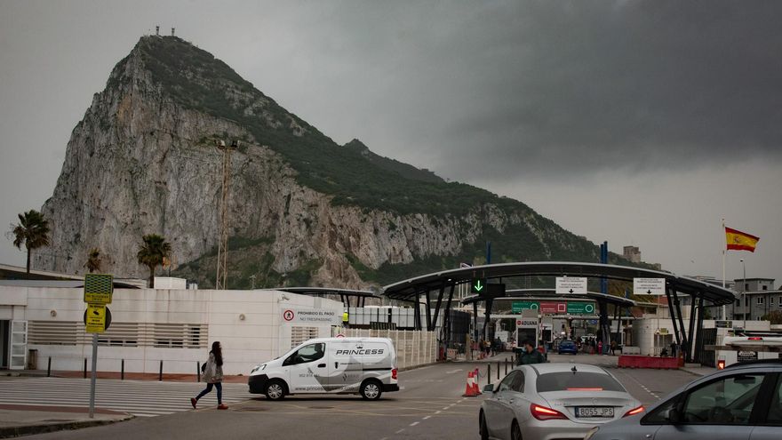 Tránsito de coches y personas en la frontera de Gibraltar