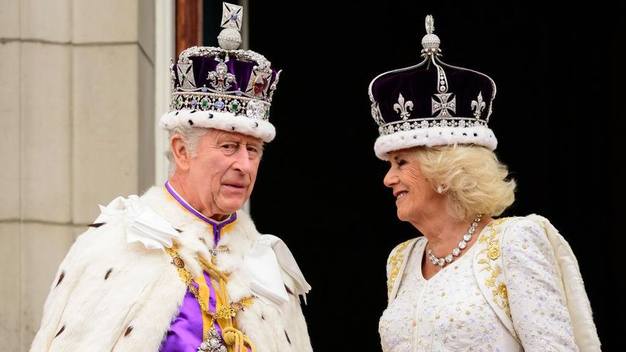 Los reyes Carlos y Camila en el balcón del palacio de Buckingham después de la coronación este sábado.