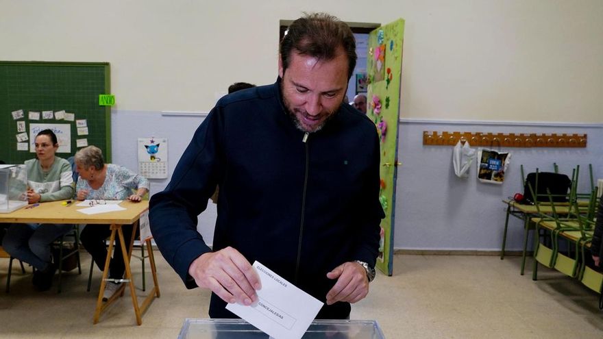 El candidato del PSOE a la Alcaldía de Valladolid, Óscar Puente, al ir a votar. 28M