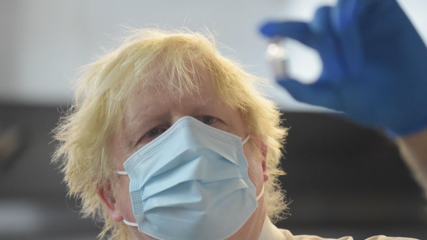 Reino Unido, en alerta ante la explosión de ómicron: Boris Johnson advierte de que no es una "versión más suave"