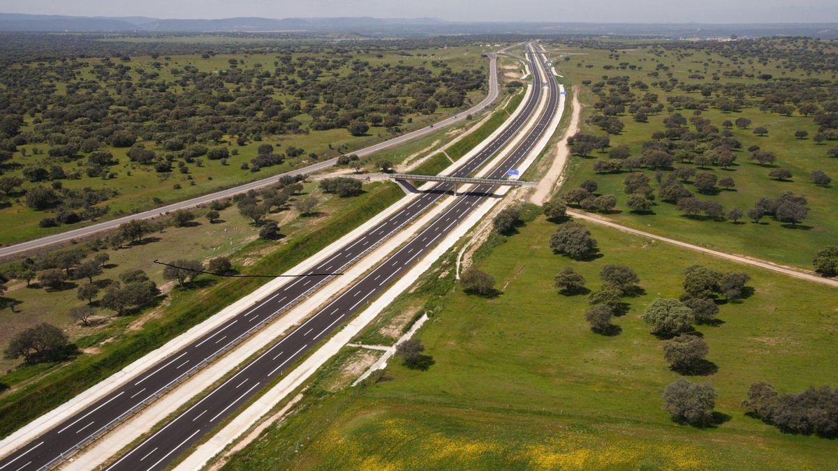 Guardiola exige a Óscar Puente la firma "urgente" del acuerdo con Portugal para prolongar la autovía EX-A1