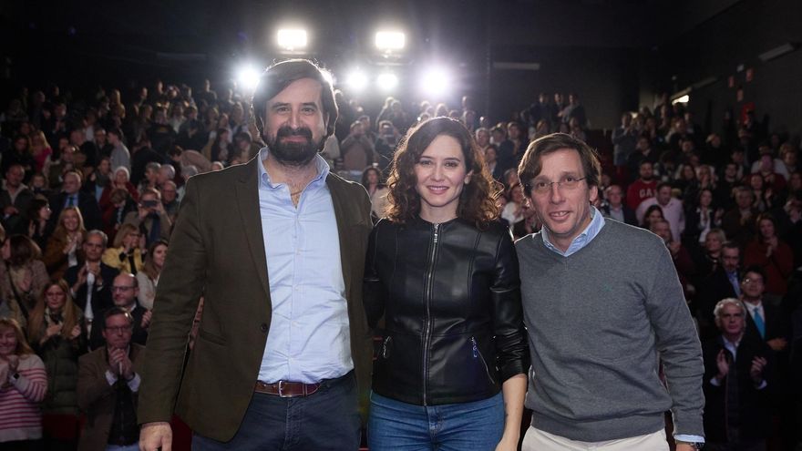 El director de comunicación del Partido Popular de Madrid, Rafael Núñez Huesca, la presidenta de la Comunidad de Madrid, Isabel Díaz Ayuso, y el alcalde de Madrid, José Luis Martínez -Almeida