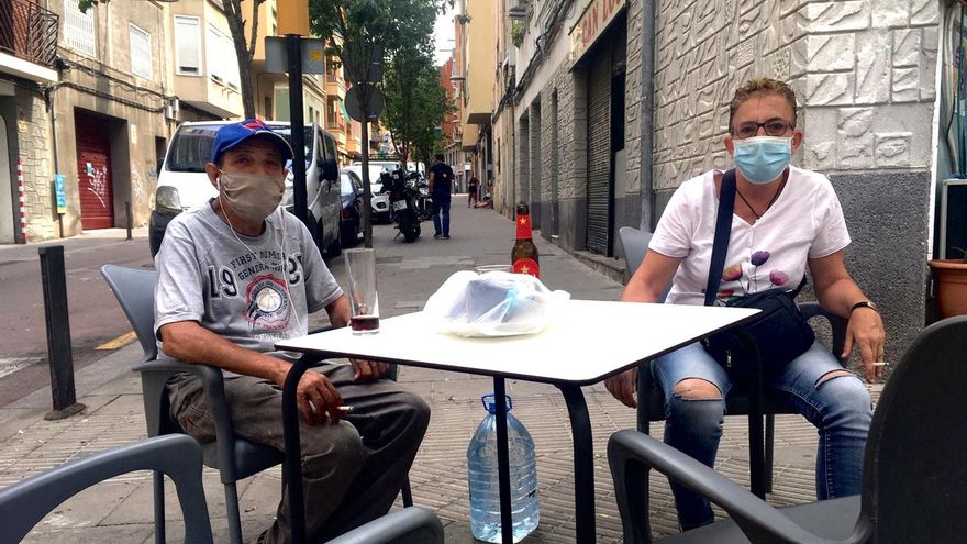 Manuel Expósito y Olga Hernáez, en la terraza del bar Jacqueline.
