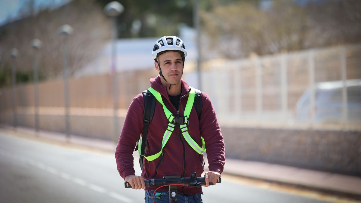 Manu llega con su patinete al instituto en el que trabaja. No puede acogerse al servicio de transporte público gratuito porque en las casas en las que ha vivido no le dejan empadronarse.