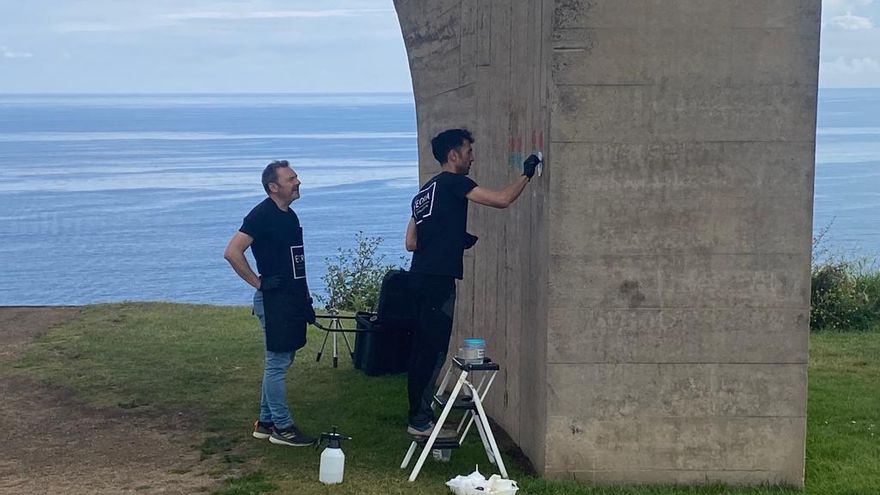 Los restauradores probando el material antigrafiti en el 'Elogio del horizonte'