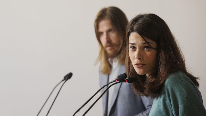 Los portavoces de Podemos Isa Serra y Pablo Fernández, durante la rueda de prensa ofrecida este lunes en Madrid. EFE/Sergio Pérez